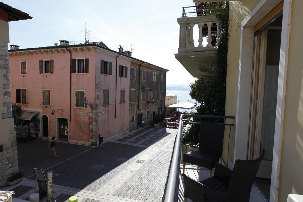 Appartamenti Piazza Umberto I Torri Del Benaco Rom bilde
