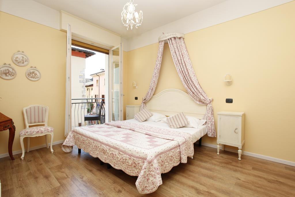 Appartamenti Piazza Umberto I Torri Del Benaco Rom bilde