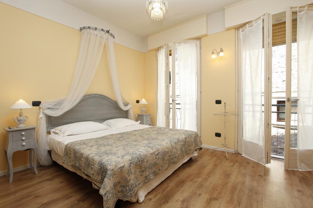 Appartamenti Piazza Umberto I Torri Del Benaco Rom bilde